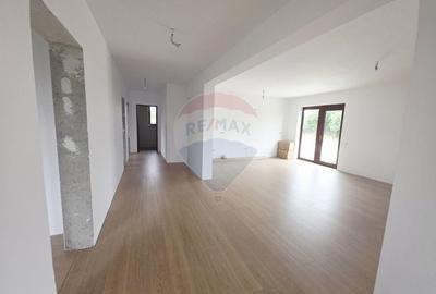 Casă individuală cu 4 camere cu Teren 6110 Mp în Girov - 12