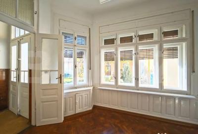Apartament cu 4 camere decomandat în Central - 1