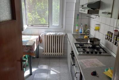 Apartament cu 3 camere semidecomandat în Berceni - 1