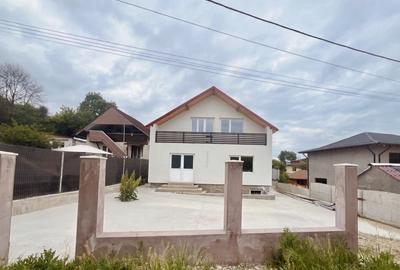 Casă cu 4 camere în Ștefănești