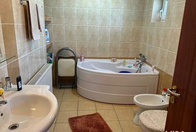 Casă cu 5 camere în Central - 1