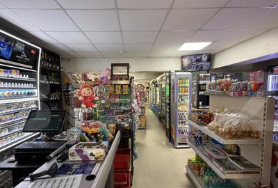 Spa?iu comercial parter bloc renovat 118 mp, Lapu?, zona - 3