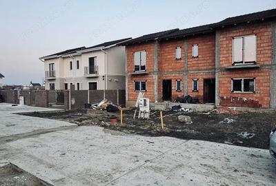 Casă cu 7 camere cu Teren 357 Mp în Moșnița Nouă