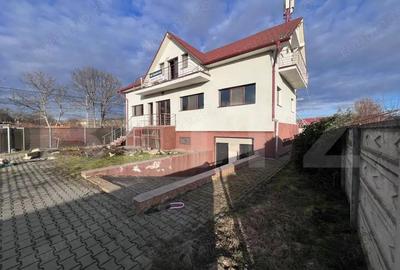 Casă cu 11 camere cu Teren 1342 Mp în Central - 1