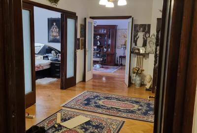 Apartament cu 3 camere semidecomandat, mobilat în Universitate