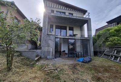 Casa individuala de vanzare, cu 6 camere, 229 mp, zona Andrei Muresanu