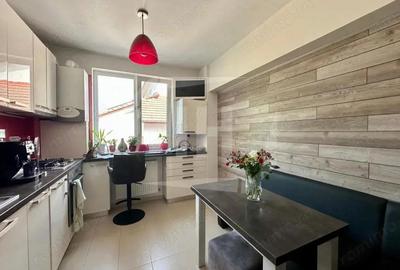 Apartament cu 3 camere, terasa, intermediar, parcare, zona Andrei Muresanu