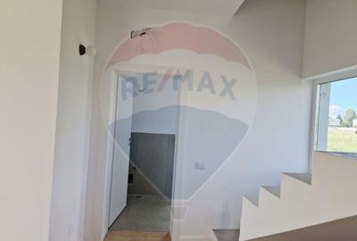 Casa / Vila - 132,5 mp  , teren - 264 mp  / zona Carcea - 4