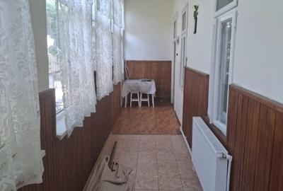 Casă cu 5 camere cu Teren 1000 Mp în 1 Decembrie - 2