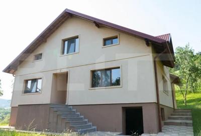 Casă cu 7 camere cu Teren 3000 Mp în Central - 3