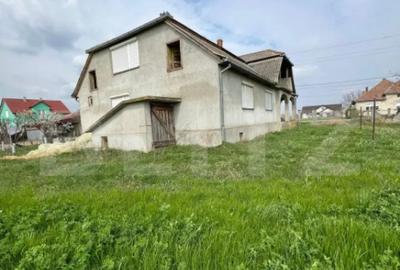 Casă cu 7 camere cu Teren 1088 Mp în Botiz