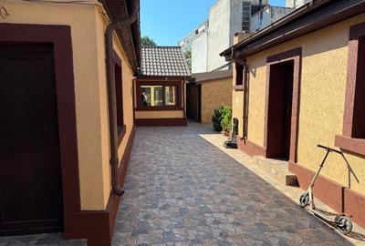 Vand casa cu curte ultracentral in Constanta  pret usor negociabil - 2
