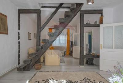 Casă cu 5 camere cu Teren 4200 Mp în Moieciu - 1