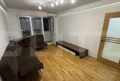Apartament cu 4 camere semidecomandat, mobilat în Podu Roș