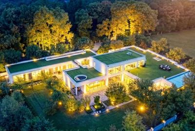 Casă cu 10 camere cu Teren 4000 Mp în Creața - 2