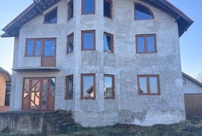 Casa la rosu, central, Radauti