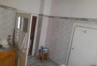 Vand apartament 2 camere la curte comuna, zona centrala Boul Ro?u. - 2