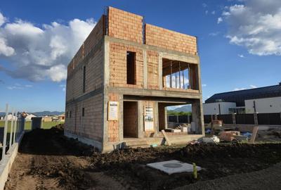 Casă cu 4 camere în Sânpetru - 1