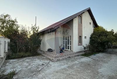 Casă individuală cu 5 camere cu Teren 500 Mp în Est