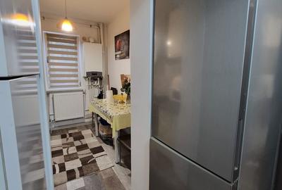 Apartament cu 2 camere semidecomandat în Craiovița Nouă