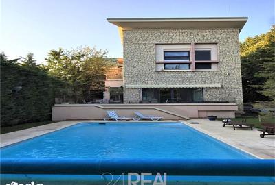 Casă cu 7 camere cu Teren 1500 Mp în Central