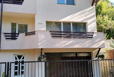 Casă cu 4 camere cu Teren 440 Mp în Central - 1