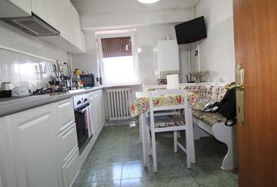 Apartament 3 camere, decomandat, etaj 3, strada 23 August - 6