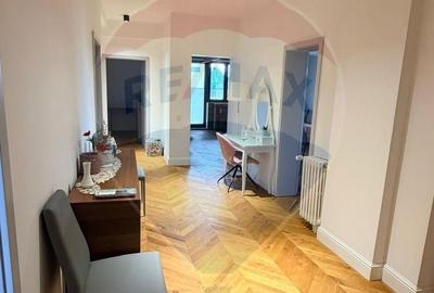 Apartament cu 4 camere decomandat în Central