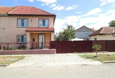 Casa de inchiriat, curte proprie, zona Modern
