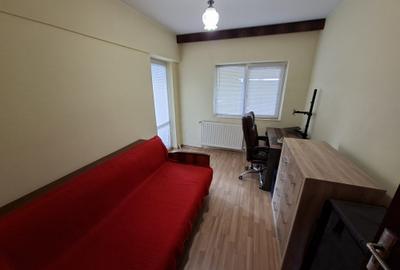 Apartament cu 4 camere, decomandat, etaj 2/4, zona Dacia - 3