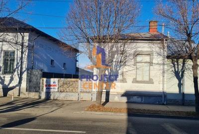 Casa, situata Central pe strada Crinului - 8