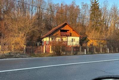 Casă cu 4 camere cu Teren 2500 Mp în Slătioara - 1