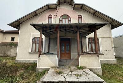 Casă cu 7 camere cu Teren 1269 Mp în Cantacuzino