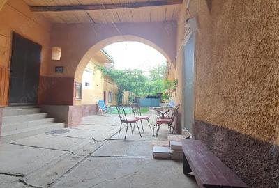 Casă cu 7 camere cu Teren 2500 Mp în Brateiu - 1