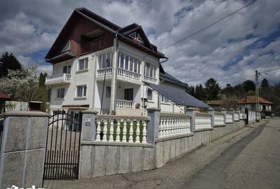 Casă cu 5 camere cu Teren 2011 Mp în Central - 2
