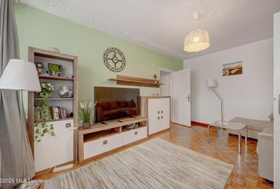 Apartament cu 2 camere semidecomandat, mobilat în 1 Mai