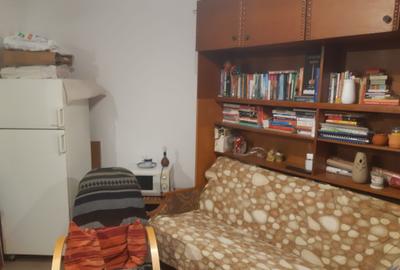 Apartament cu 3 camere semidecomandat în Moșilor