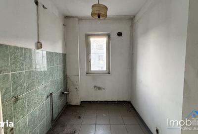 Apartament cu 4 camere decomandat în Petros - 3