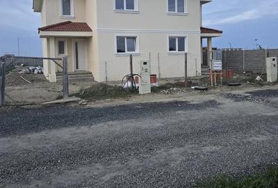 Casă cu 7 camere în Giroc