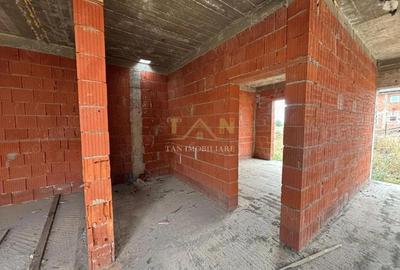 Casă cu 5 camere cu Teren 700 Mp în Torontalului