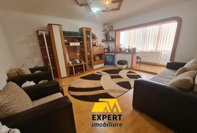 Apartament cu 3 camere decomandat în Buzaului