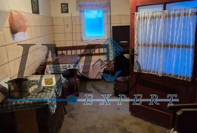 Casă cu 4 camere cu Teren 1000 Mp în Central - 1