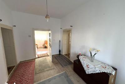 Casă cu 4 camere cu Teren 3122 Mp în Petrești - 3