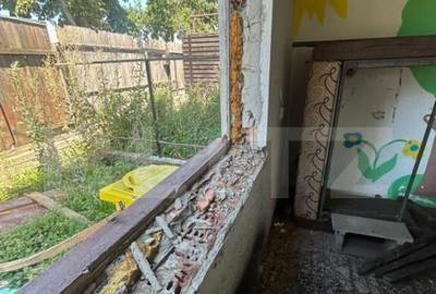 Teren ingradit si casa la rosu - 7