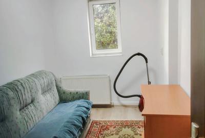 Apartament cu 3 camere semidecomandat în Drumul Carului