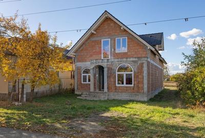 Casa la rosu cu teren generos, 500 mp, situata pe strada Ostasului - 1