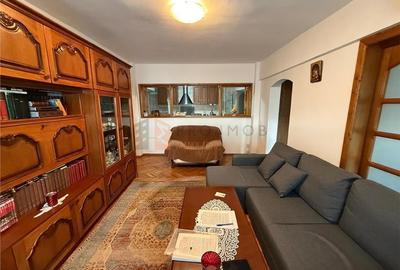 Apartament cu 3 camere semidecomandat, mobilat în Central