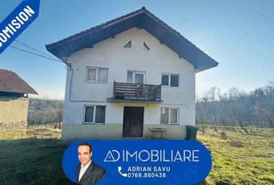 Casă cu 4 camere în Runcu