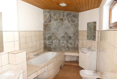 Casă cu 4 camere cu Teren 1600 Mp în Central
