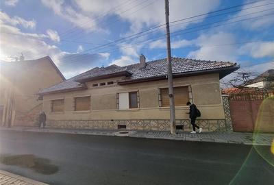 Casă individuală cu 5 camere cu Canalizare în Central - 3